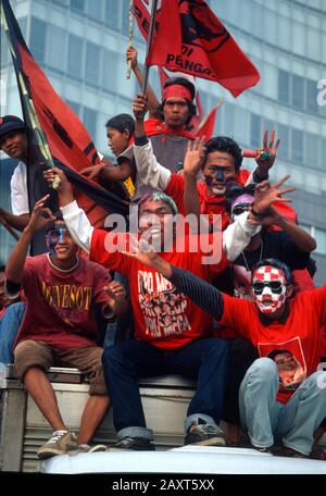 Indonesien nach dem Fall von Suharto. Unterstützer von Megawati Sukarnoputri und der Partai Demokrasi Indonesia (PDI) strömen im Rahmen eines Wahlkampfs am 1999. Juni auf die Straßen von Jakarta, Indonesien Stockfoto