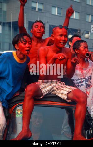 Indonesien nach dem Fall von Suharto. Unterstützer von Megawati Sukarnoputri und der Partai Demokrasi Indonesia (PDI) strömen im Rahmen eines Wahlkampfs am 1999. Juni auf die Straßen von Jakarta, Indonesien Stockfoto