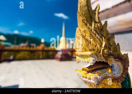 Wat Chalong, Phuket/Thailand-15December2019: Blick auf eine Pagode am historischen Wahrzeichen und buddhistischen Tempel mit blauem Himmel und sonnigem Tag Stockfoto