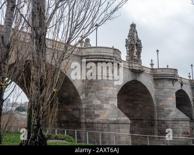 Die Brücke von Toledo wurde im achtzehnten Jahrhundert über den Fluss Manzanares in Madrid gebaut Stockfoto