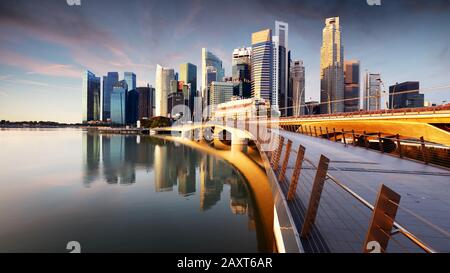 Skyline von Singapur mit Skyscrapres - Marina Bay Stockfoto