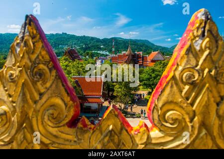 Wat Chalong, Phuket/Thailand-15December2019: Blick auf eine Pagode am historischen Wahrzeichen und buddhistischen Tempel mit blauem Himmel und sonnigem Tag Stockfoto