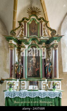 Hauptaltar an der mittelalterlichen, befestigten sächsischen Kirche im Dorf Axente Sever, in der Nähe von Medias, Kreis Sibiu, Siebenbürgen, Rumänien Stockfoto