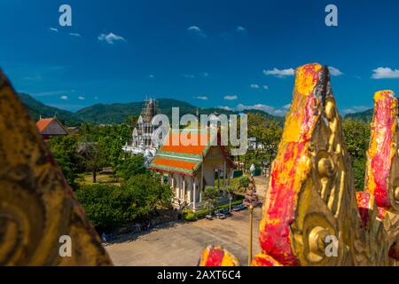 Wat Chalong, Phuket/Thailand-15December2019: Blick auf eine Pagode am historischen Wahrzeichen und buddhistischen Tempel mit blauem Himmel und sonnigem Tag Stockfoto