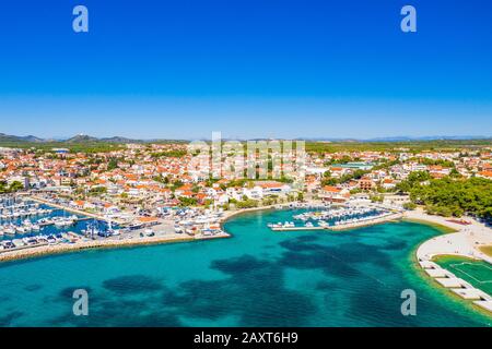 Kroatien, Stadt Vodice an der Adria, Jachthafen und türkisfarbene Küste, Dronenansicht, schöne Meereslandschaft Stockfoto