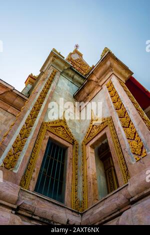 Wat Chalong, Phuket/Thailand-15December2019: Blick auf eine Pagode am historischen Wahrzeichen und buddhistischen Tempel mit blauem Himmel und sonnigem Tag Stockfoto