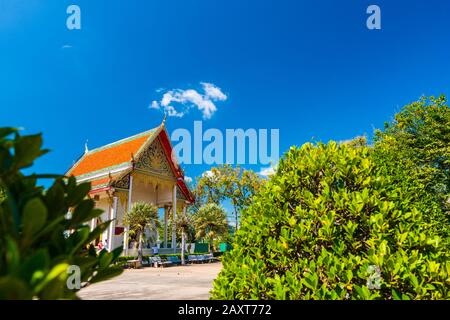 Wat Chalong, Phuket/Thailand-15December2019: Blick auf eine Pagode am historischen Wahrzeichen und buddhistischen Tempel mit blauem Himmel und sonnigem Tag Stockfoto