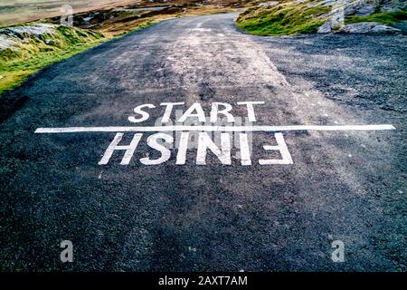 Asphalt-Struktur des Rennkonzepts mit Start- und Ziellinie. Stockfoto