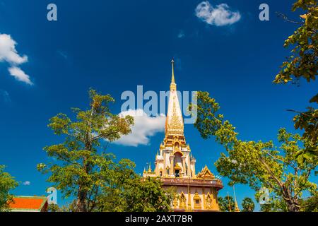 Wat Chalong, Phuket/Thailand-15December2019: Blick auf eine Pagode am historischen Wahrzeichen und buddhistischen Tempel mit blauem Himmel und sonnigem Tag Stockfoto