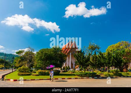 Wat Chalong, Phuket/Thailand-15December2019: Blick auf eine Pagode am historischen Wahrzeichen und buddhistischen Tempel mit blauem Himmel und sonnigem Tag Stockfoto