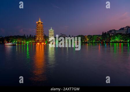 Pagodas Towers für Sonne und Mond in Shanhu oder Shan Lake in der Stadt Guilin, nachts von bunten Lichtern beleuchtet, Provinz Guangxi, China Stockfoto