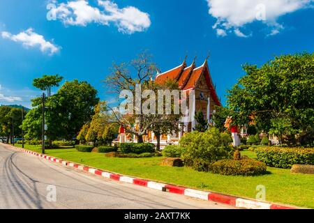 Wat Chalong, Phuket/Thailand-15December2019: Blick auf eine Pagode am historischen Wahrzeichen und buddhistischen Tempel mit blauem Himmel und sonnigem Tag Stockfoto