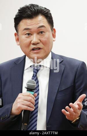 Tokio, Japan. Februar 2020. Hiroshi Mikitani Chairman und CEO des japanischen E-Commerce-Giganten Rakuten spricht während einer Pressekonferenz, um die Finanzergebnisse des Unternehmens für das Geschäftsjahr bis zum 31. Dezember 2019 bekannt zu geben. Credit: Rodrigo Reyes Marin/ZUMA Wire/Alamy Live News Stockfoto