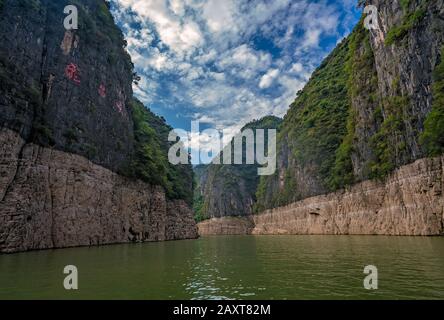 Tiefe vertikale Schluchtwände des Shennong Xi Stream, Jangtse-Fluss-Zuflusses, China Stockfoto