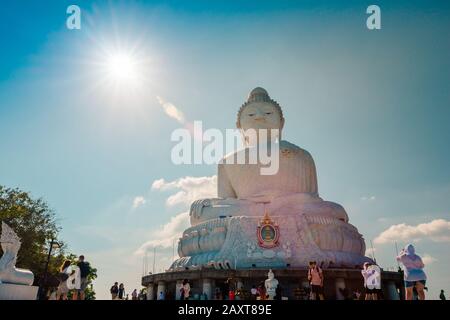 Nakkerd Hill, Phuket/Thailand-15December2019: Goldene Herzförmige Betglocken, die in einer Reihe mit spirituellen Notizen von Menschen zusammenhängen Stockfoto