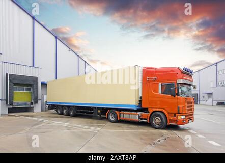 Stapler im Lager entladen Stockfoto