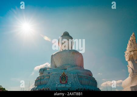 Nakkerd Hill, Phuket/Thailand-15December2019: Goldene Herzförmige Betglocken, die in einer Reihe mit spirituellen Notizen von Menschen zusammenhängen Stockfoto