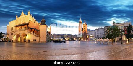 Krakauer Altstadt nachts. Marktplatz bei Nacht, Panoramaaussicht. Stockfoto