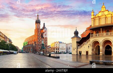 Panorama-Marktplatz bei Sonnenaufgang in Krakow, Polen Stockfoto