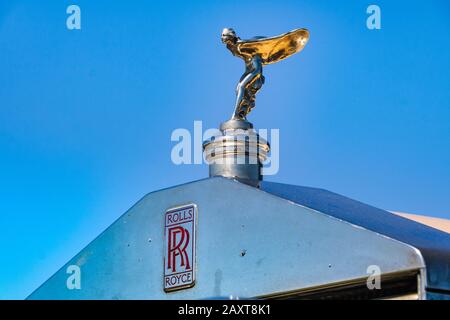 Nahaufnahme der Vorderansicht eines Vintage Rolls Royce Mit Chrome Grill, Logo und Figure Against a Blue Sky. Stockfoto