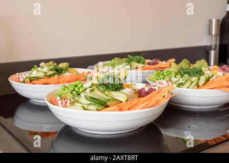 Poke-Schüsseln mit köstlichen japanischen Speisen zum Abendessen Stockfoto