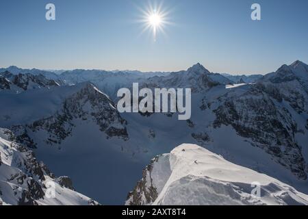 Alpenlandschaft in den europäischen alpen, Blick vom Gipfel des titlis in der schweiz. Stockfoto