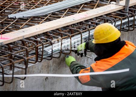 Berlin, Deutschland. Februar 2020. Auf einer Baustelle arbeitet ein Bauarbeiter. Credit: Christoph Soeder / dpa / Alamy Live News Stockfoto