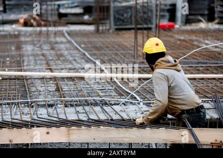 Berlin, Deutschland. Februar 2020. Auf einer Baustelle arbeitet ein Bauarbeiter. Credit: Christoph Soeder / dpa / Alamy Live News Stockfoto