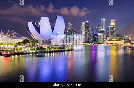 Singapur panorama Skyline bei Nacht, Spaziergang in Marina Bay Stockfoto