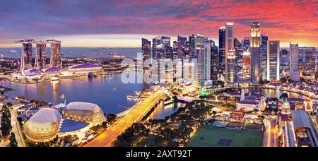 Blick auf den Sonnenuntergang in der Skyline der Stadt Marina Bay Singapore Stockfoto