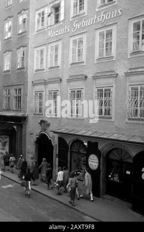 Mozarts Bauburtshaus in Salzburg, Österreich, 1957. Mozarts Geburtshaus in Salzburg, Österreich, 1957. Stockfoto