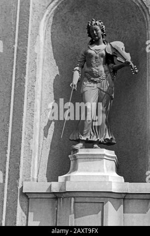 Frauenstatue mit Geige am Mozarteum in Salzburg, Salzburg, Österreich, 1957. Frauenstatue mit Geige am Mozarteum in Salzburg, Salzburg, Österreich, 1957. Stockfoto