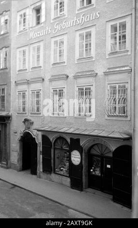 Mozarts Bauburtshaus in Salzburg, Österreich, 1957. Mozarts Geburtshaus in Salzburg, Österreich, 1957. Stockfoto