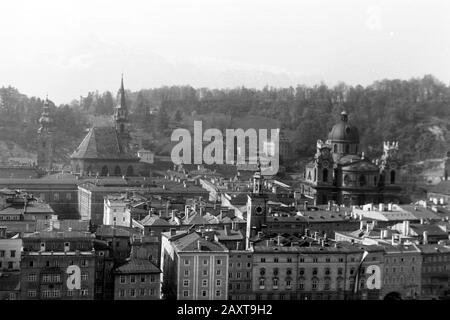 Blick auf die Kollegienkirche in Salzburg, Österreich, 1957. Blick auf die Kollegienkirche in Salzburg, Österreich, 1957. Stockfoto