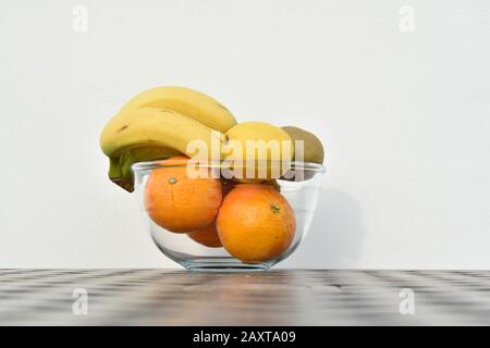 Abwechslungsreiche Früchte, Bananen, Zitrusfrüchte, Ananas, gesunde Lebensmittel Stockfoto