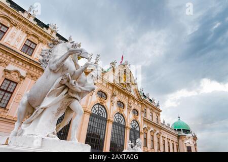 Fassade von Schloss Schönbrunn in Wien mit Statuen und eine große Treppe im Vordergrund, Wien, Österreich Stockfoto