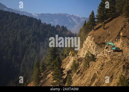 Bergstraßenbau in den Bergen im Gange Stockfoto