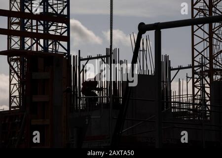 Berlin, Deutschland. Februar 2020. Auf einer Baustelle arbeitet ein Bauarbeiter. Credit: Christoph Soeder / dpa / Alamy Live News Stockfoto