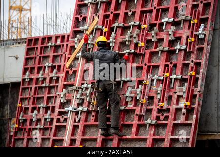 Berlin, Deutschland. Februar 2020. Auf einer Baustelle arbeitet ein Bauarbeiter. Credit: Christoph Soeder / dpa / Alamy Live News Stockfoto