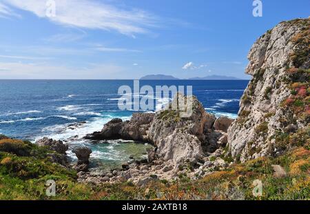 Kleine felsige paradiesische Bucht mit dem Namen "Pool der Venus" oder "Piscina di Venere" in Milazzo, Sizilien, Italien Stockfoto