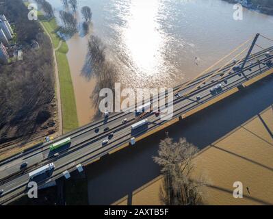 Rheinbrücke der Autobahn A40 in Duisburg Neuenkamp, Deutschland bei Hochwasser Stockfoto