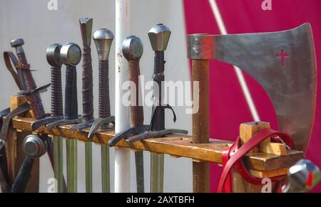 Holzsack voller mittelalterlichen Waffen Stockfoto