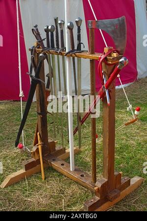 Holzsack voller mittelalterlichen Waffen Stockfoto