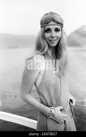 Gaby Fuchs, österreichische Schauspielerin, ein Kinolein-See in Österreich, um 1972. Die österreichische Schauspielerin Gaby Fuchs an einem See in Österreich, um 1972. Stockfoto