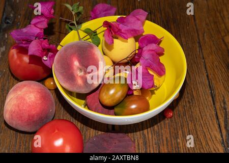 Gesunde Lebensmittel auf Tomaten-, Kirschtomaten- und Obstbasis Stockfoto