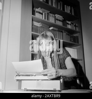 Helga Feddersen, Hamburger Volksschauspielerin, an der Schreibmaschine, Deutschland Mitte 1960er Jahre. Deutsche Schauspielerin Helga Feddersen mit ihrer Schreibmaschine, Deutschland Mitte der 1960er Jahre. Stockfoto