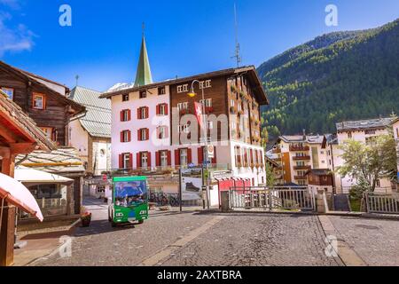 Zermatt, Schweiz - Oktober 7, 2019: Stadt street view im berühmten Schweizer Alpen Ski Resort, Elektroauto Stockfoto