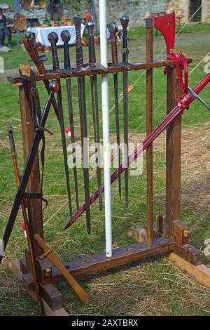 Holzsack voller mittelalterlichen Waffen Stockfoto