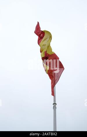 Die größte Flagge Spaniens befindet sich auf der Plaza del Descubrimiento Madrid Stockfoto