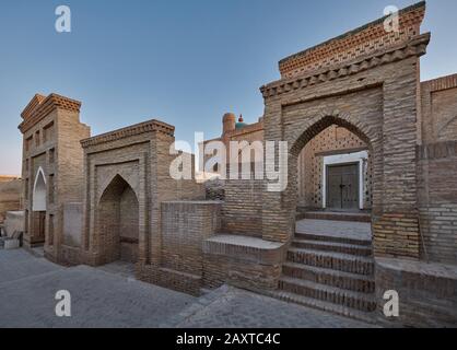 Typische Gebäude in den Gassen der Altstadt Itchan-Kala, Khiva, Usbekistan, Zentralasien Stockfoto